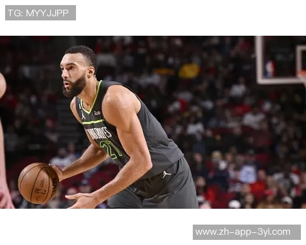 小南斯篮下强势进攻旱地拔葱单臂暴扣展现霸主风范