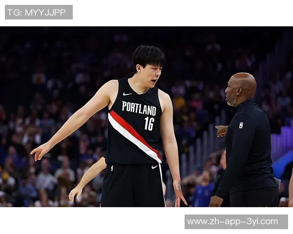 开拓者半场领先勇士16分杨瀚森表现平平库里贡献11分3篮板3助攻 开拓者半场领先勇士16分杨瀚森表现平平库里贡献11分3篮板3助攻